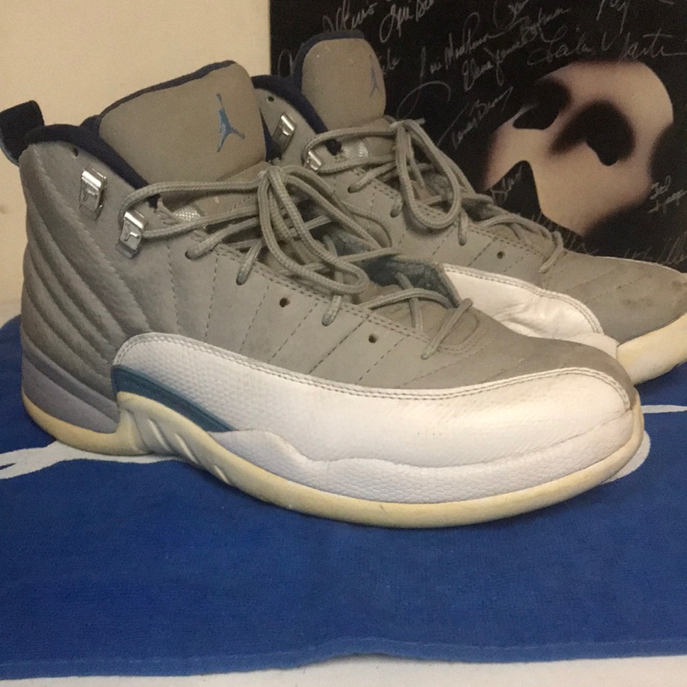 I’m selling these gray an white twelves used size 9!1/2